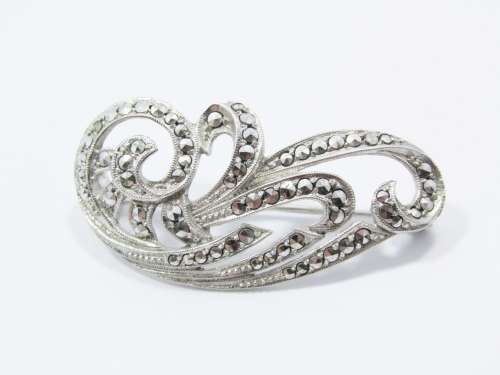 A Lovely Vintage Design Marcasite Brooch in Sterling Silver