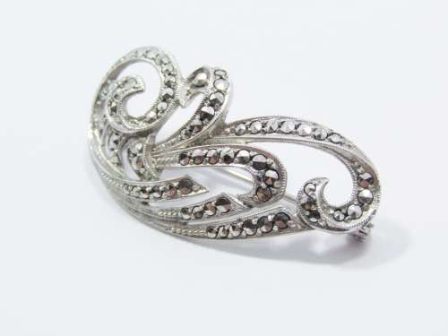 A Lovely Vintage Design Marcasite Brooch in Sterling Silver