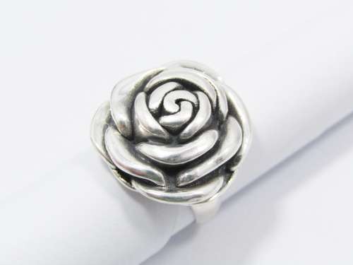 A Lovely Flower Design Ring in Sterling Silver.