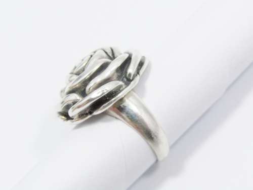 A Lovely Flower Design Ring in Sterling Silver.