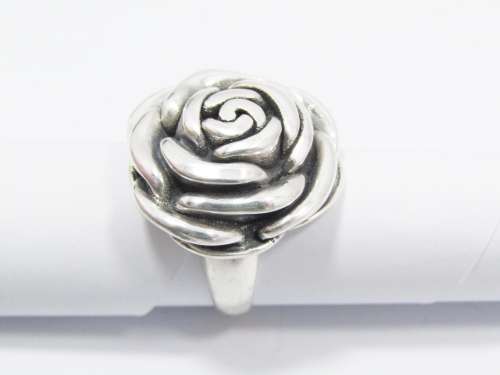 A Lovely Flower Design Ring in Sterling Silver.