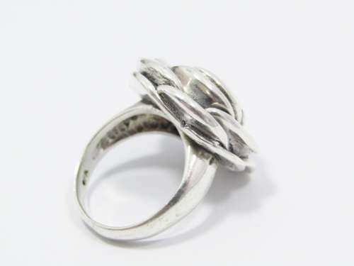 A Lovely Flower Design Ring in Sterling Silver.