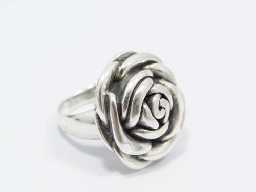 A Lovely Flower Design Ring in Sterling Silver.