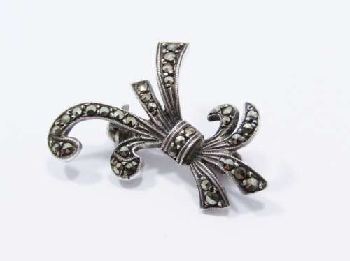 A Lovely Vintage Design Marcasite Brooch in Sterling Silver.