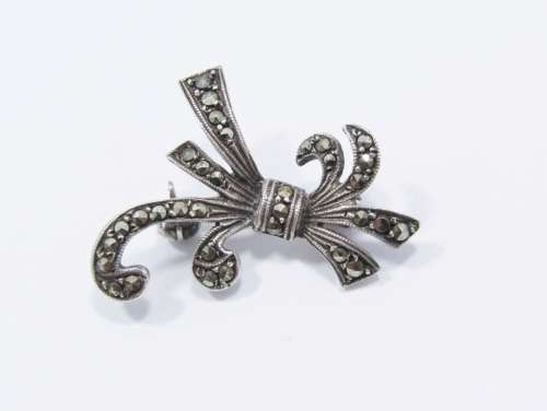 A Lovely Vintage Design Marcasite Brooch in Sterling Silver.