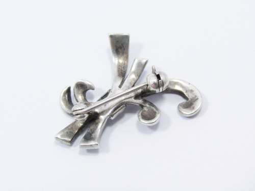 A Lovely Vintage Design Marcasite Brooch in Sterling Silver.