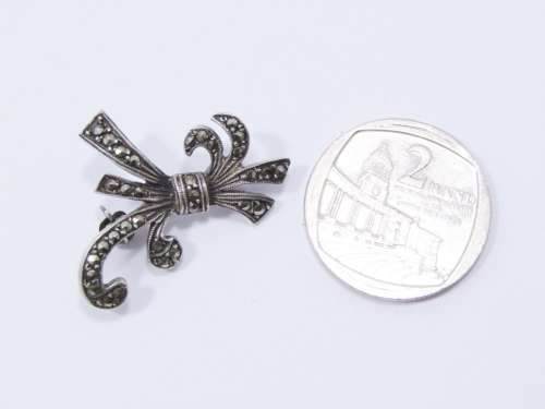 A Lovely Vintage Design Marcasite Brooch in Sterling Silver.