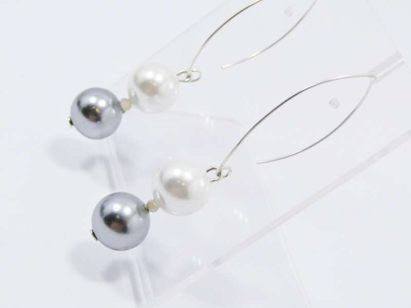A Gorgeous Pair of Shell Pearl Dangling  Drop Earrings in Sterling Silver.