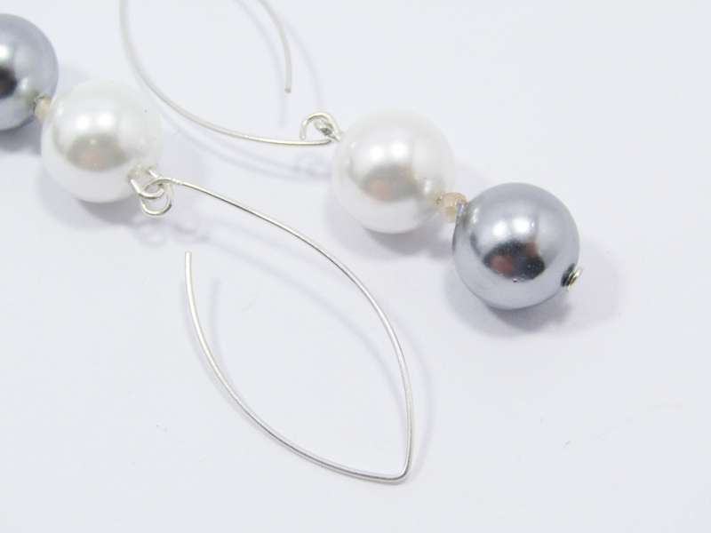A Gorgeous Pair of Shell Pearl Dangling  Drop Earrings in Sterling Silver.