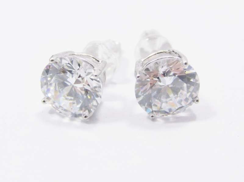 An Elegant Pair of Zirconia Earrings in Sterling Silver.