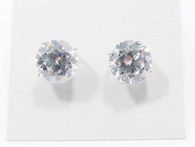 An Elegant Pair of Zirconia Earrings in Sterling Silver.