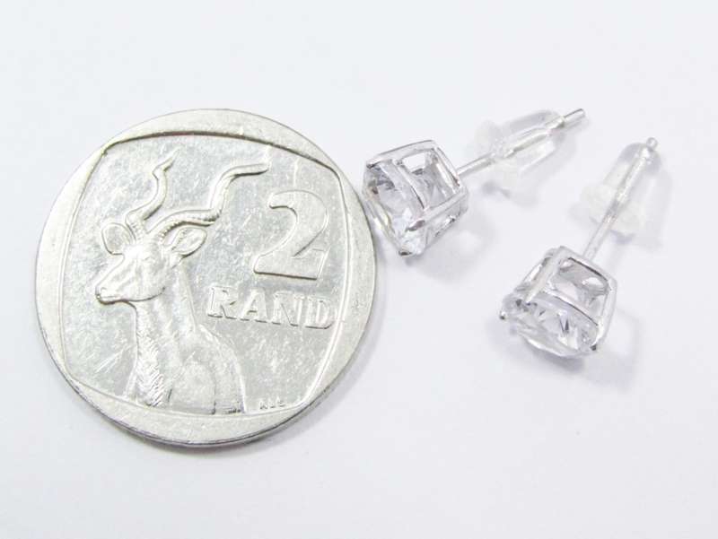 An Elegant Pair of Zirconia Earrings in Sterling Silver.