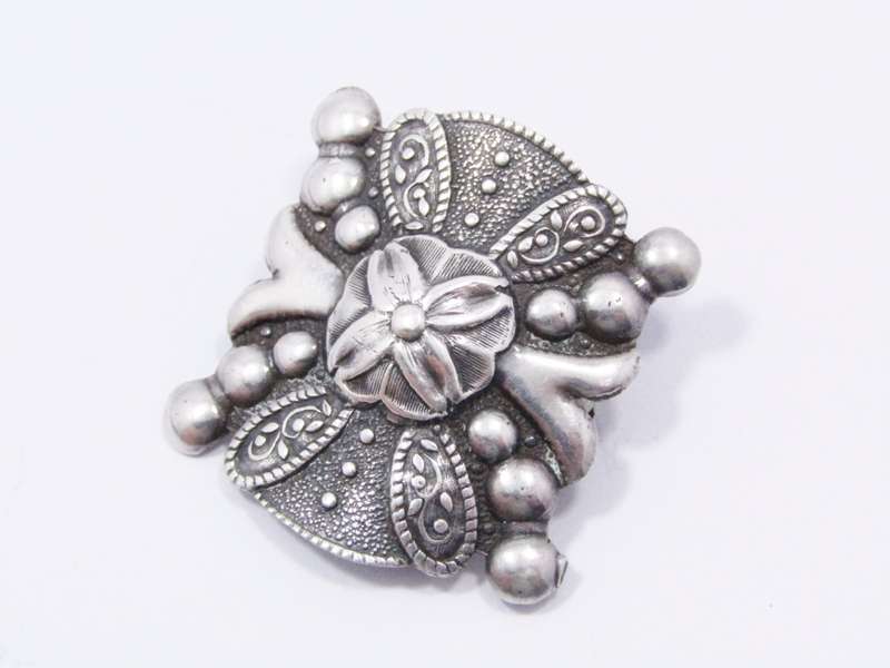 A Lovely Candida Style Vintage  Brooch in Sterling Silver