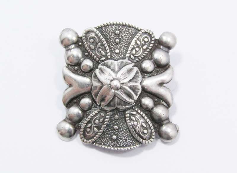A Lovely Candida Style Vintage  Brooch in Sterling Silver