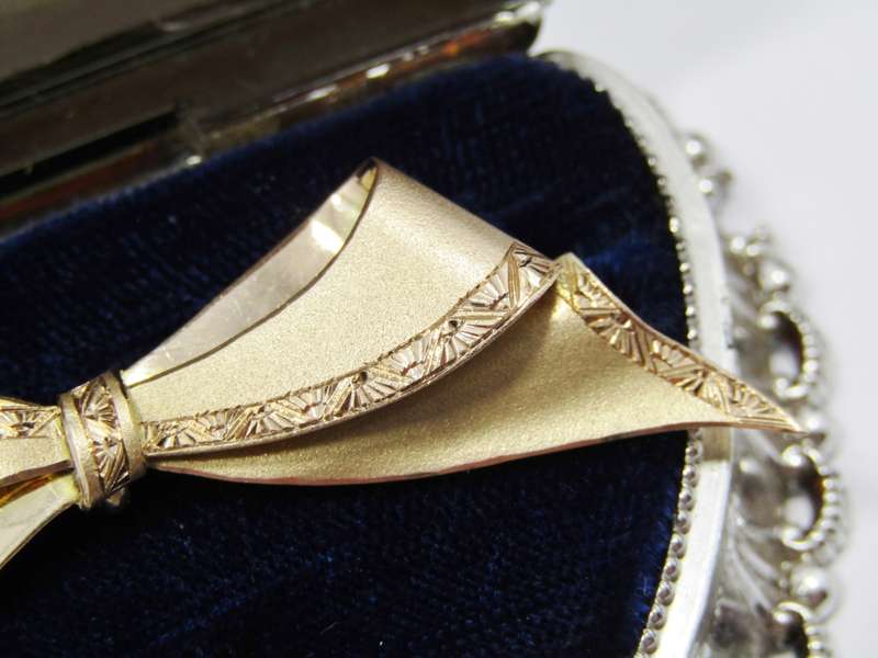 A Gorgeous Vintage Brushed Design Ribbon Brooch in  9ct Gold