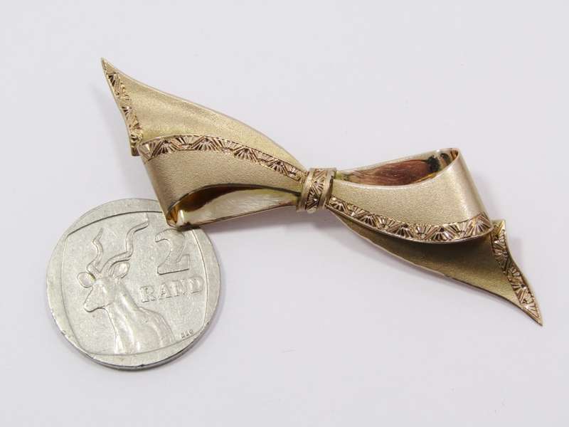 A Gorgeous Vintage Brushed Design Ribbon Brooch in  9ct Gold