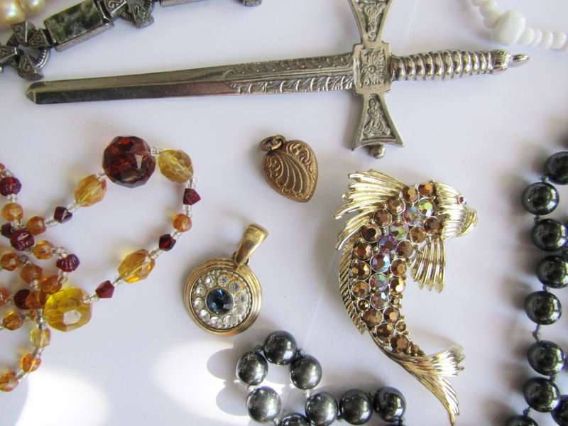 Lovely Costume Jewellery Lot in Good Condition #4