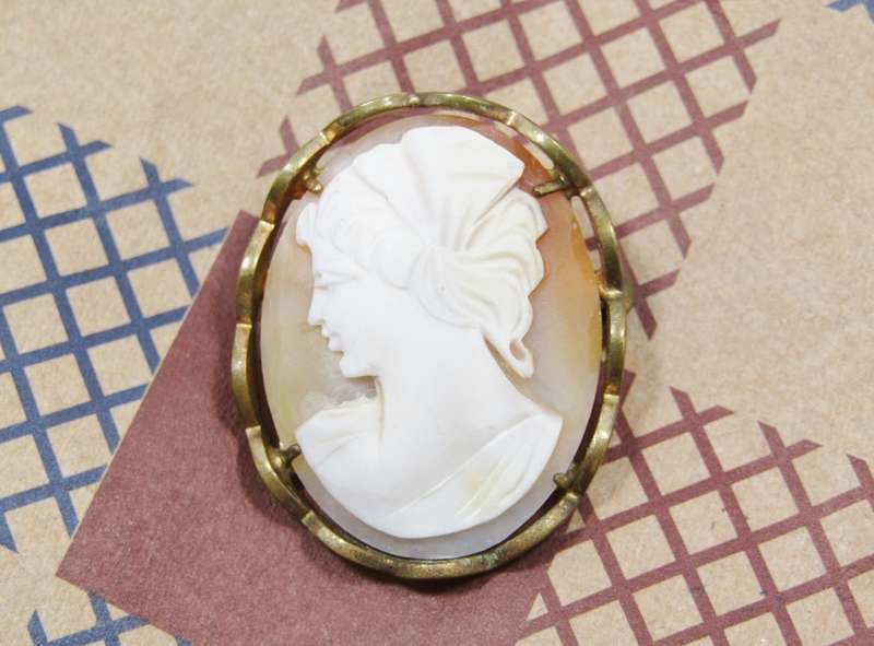 A Gorgeous Gold Tone Vintage Carved Cameo Brooch