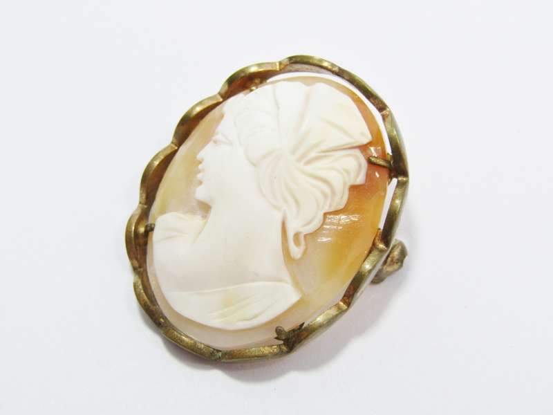A Gorgeous Gold Tone Vintage Carved Cameo Brooch