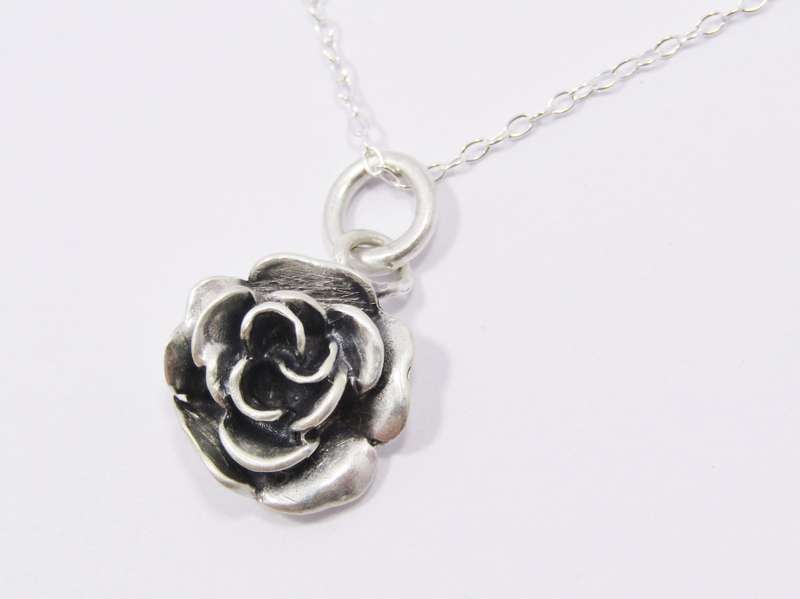 A Very Pretty Rose Pendant On Chain in Sterling Silver
