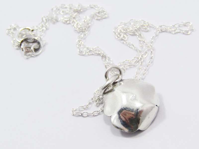 A Very Pretty Rose Pendant On Chain in Sterling Silver