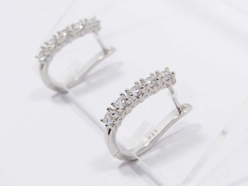 A Lovely Pair of Zirconia Stud Earrings in Sterling Silver.