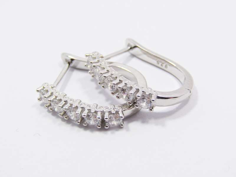 A Lovely Pair of Zirconia Stud Earrings in Sterling Silver.