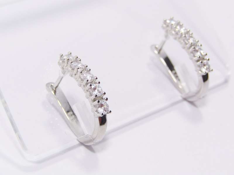 A Lovely Pair of Zirconia Stud Earrings in Sterling Silver.