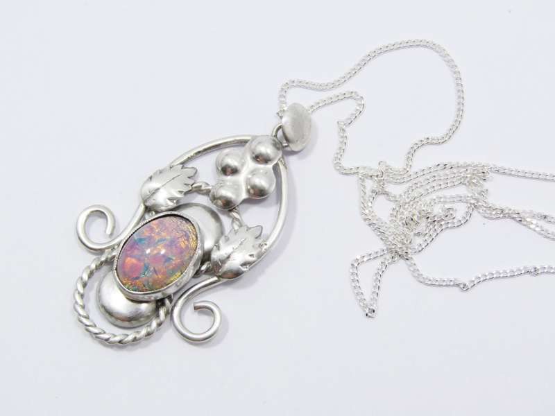 A Beautiful Vintage Design Art Glass Pendant On Chain in Sterling Silver.