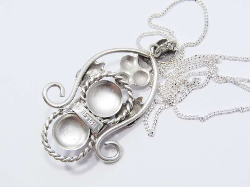 A Beautiful Vintage Design Art Glass Pendant On Chain in Sterling Silver.