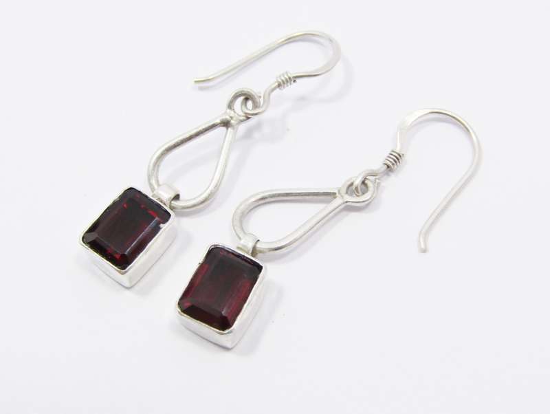 A Lovely Pair of Garnet Dangling Earrings in Sterling Silver.