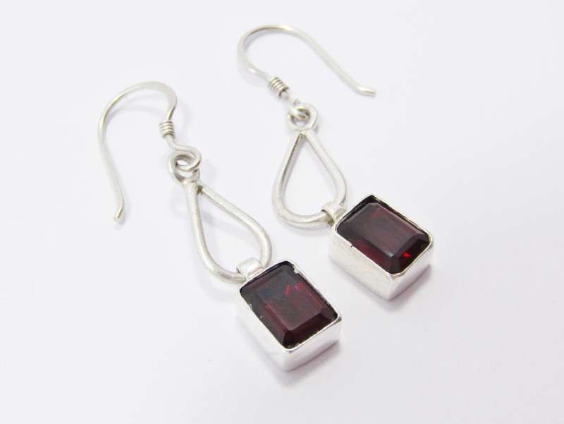 A Lovely Pair of Garnet Dangling Earrings in Sterling Silver.