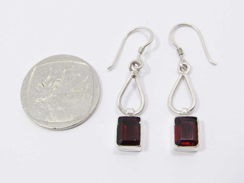 A Lovely Pair of Garnet Dangling Earrings in Sterling Silver.