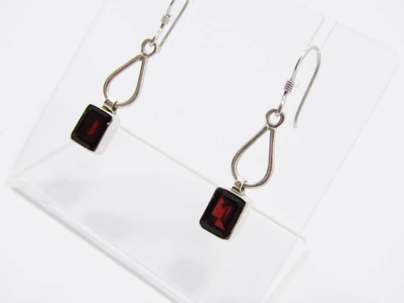 A Lovely Pair of Garnet Dangling Earrings in Sterling Silver.