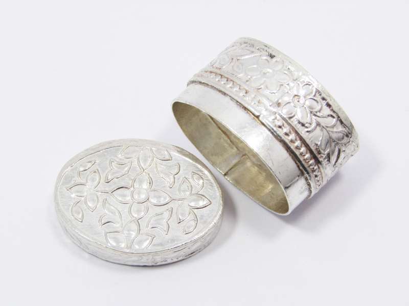 Beautiful Vintage Flower Design Oval 800 Silver Pillbox