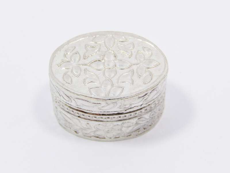 Beautiful Vintage Flower Design Oval 800 Silver Pillbox