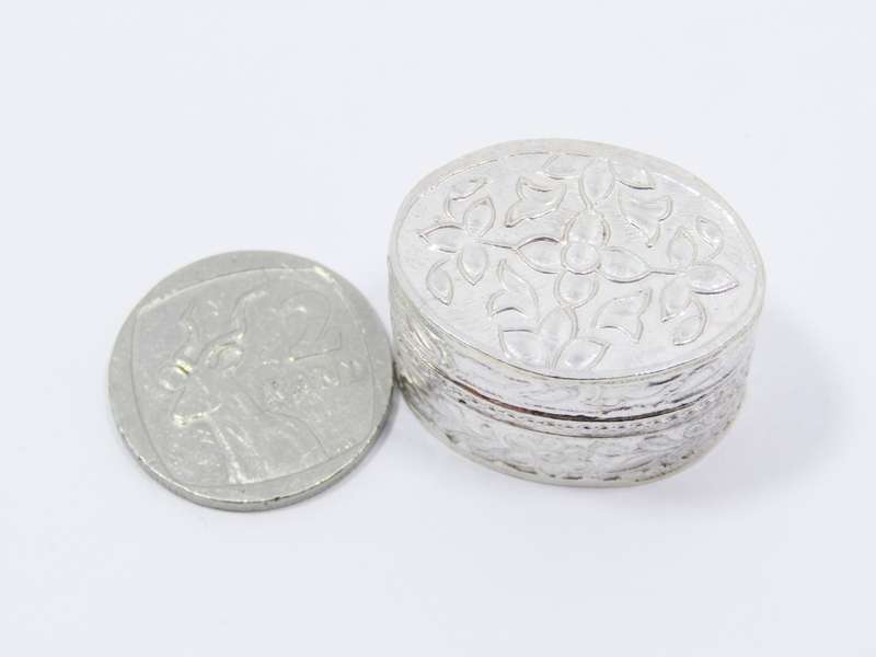 Beautiful Vintage Flower Design Oval 800 Silver Pillbox