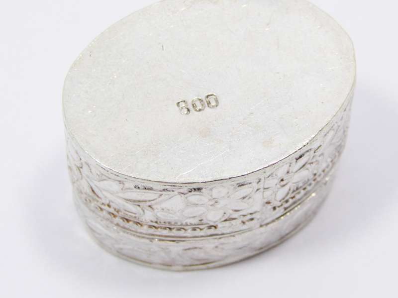 Beautiful Vintage Flower Design Oval 800 Silver Pillbox