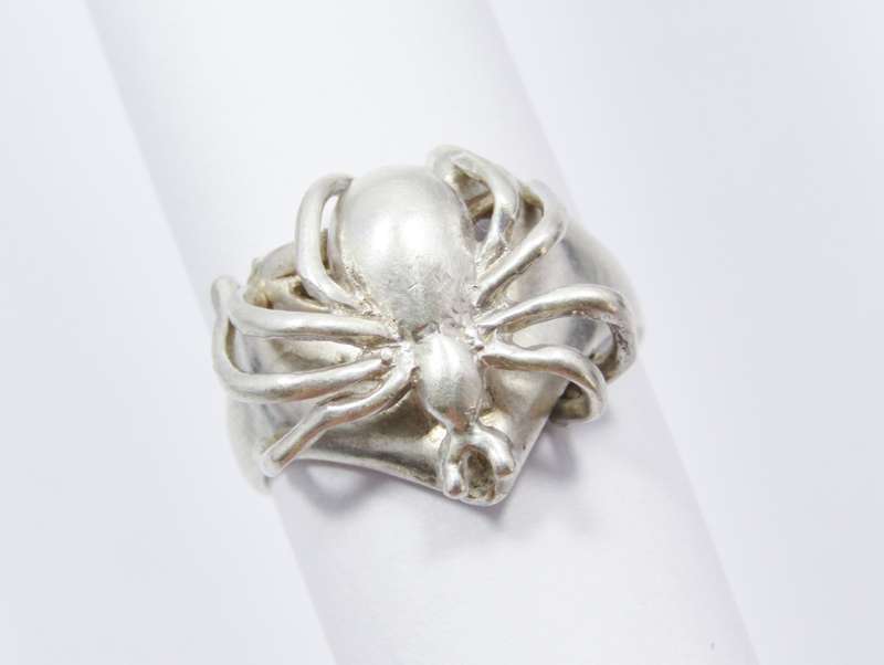 A Lovely Detailed Spider Ring in Sterling Silver.