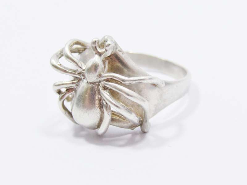 A Lovely Detailed Spider Ring in Sterling Silver.