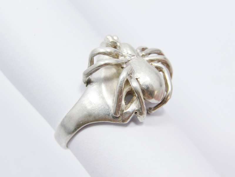 A Lovely Detailed Spider Ring in Sterling Silver.
