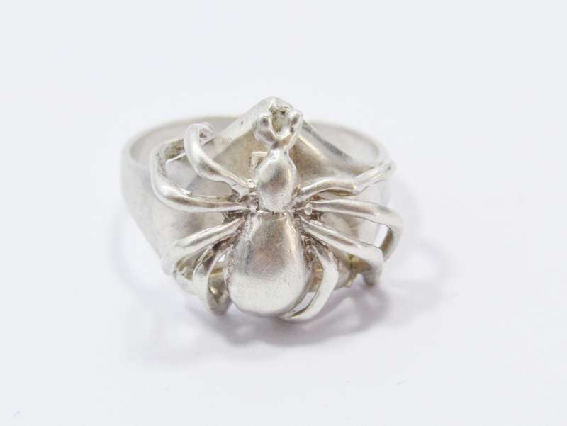 A Lovely Detailed Spider Ring in Sterling Silver.