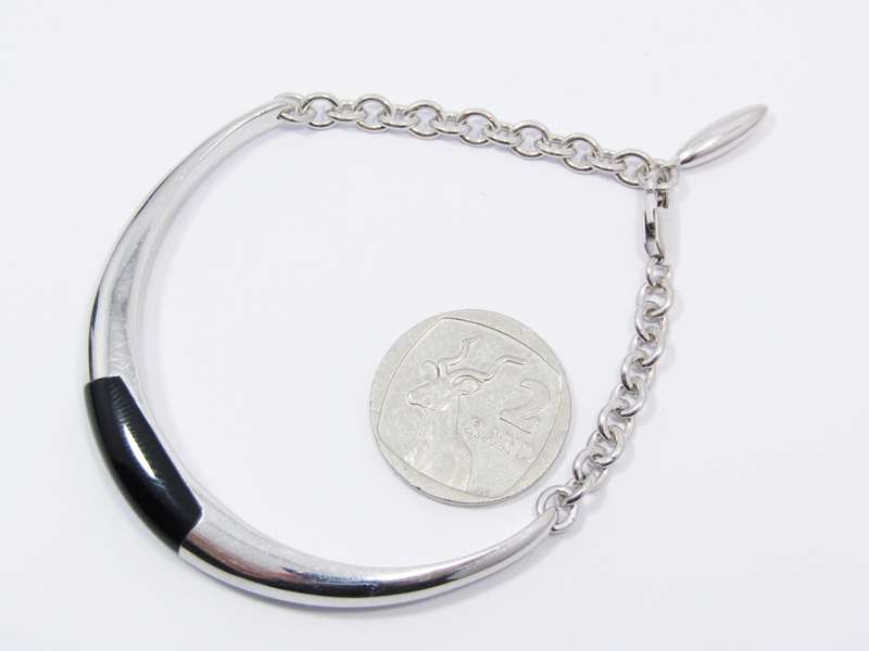 An Oh so Lovely Onyx Bangle in Sterling Silver
