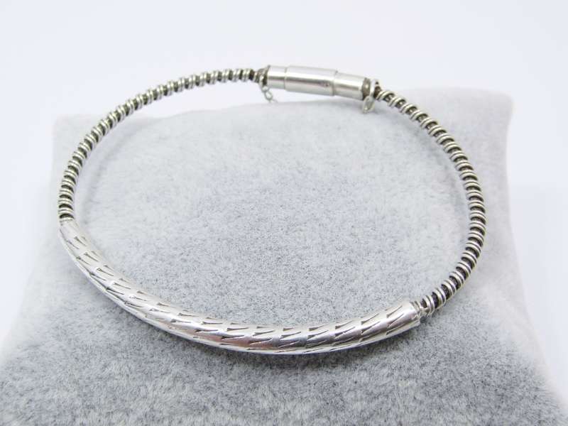 A Stunning Wire Design Bangle With a Magnetic Clasp in Sterling Silver