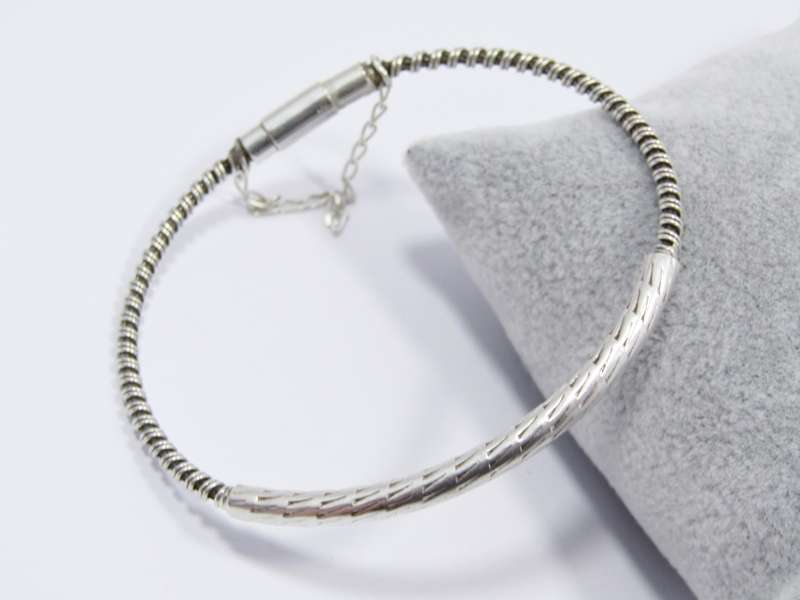 A Stunning Wire Design Bangle With a Magnetic Clasp in Sterling Silver