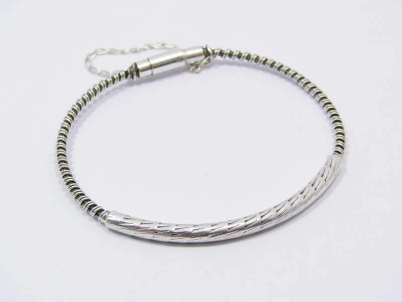 A Stunning Wire Design Bangle With a Magnetic Clasp in Sterling Silver
