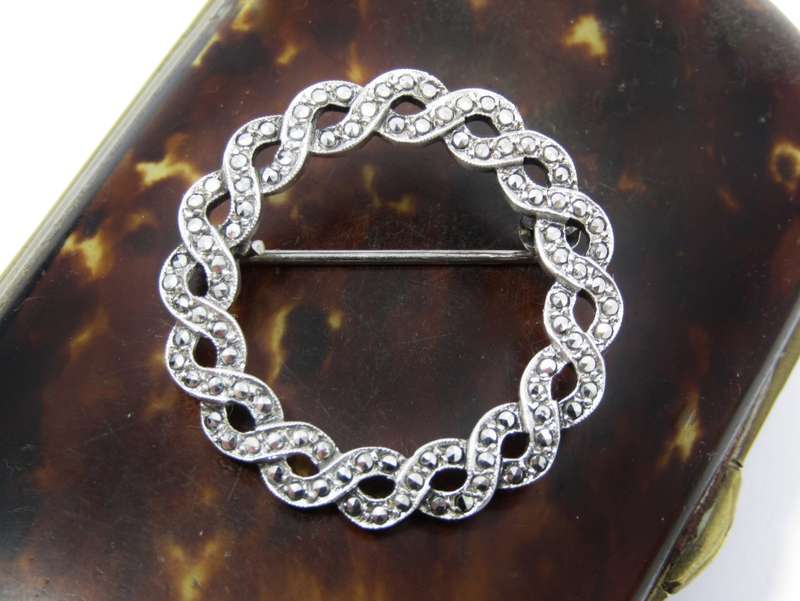 A Beautiful Vintage Garland Brooch in Sterling Silver.