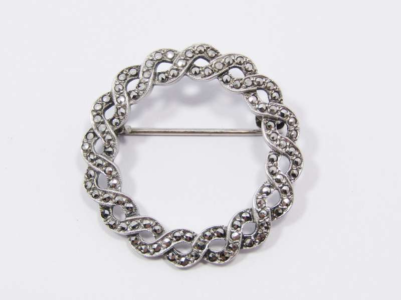 A Beautiful Vintage Garland Brooch in Sterling Silver.