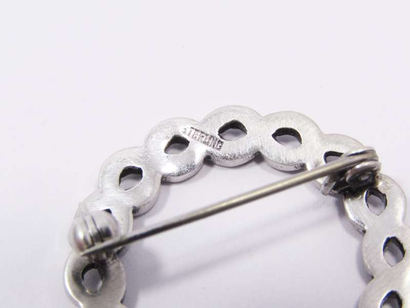 A Beautiful Vintage Garland Brooch in Sterling Silver.