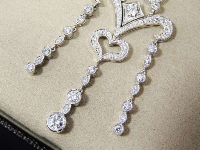 Exquisite! 18CT W/Gold & 2.3ctw Diamond Chandelier Necklace